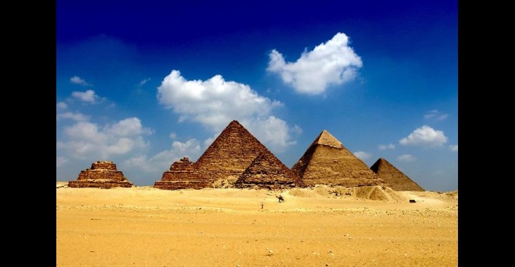 private day tour to Giza pyramids with camel ride